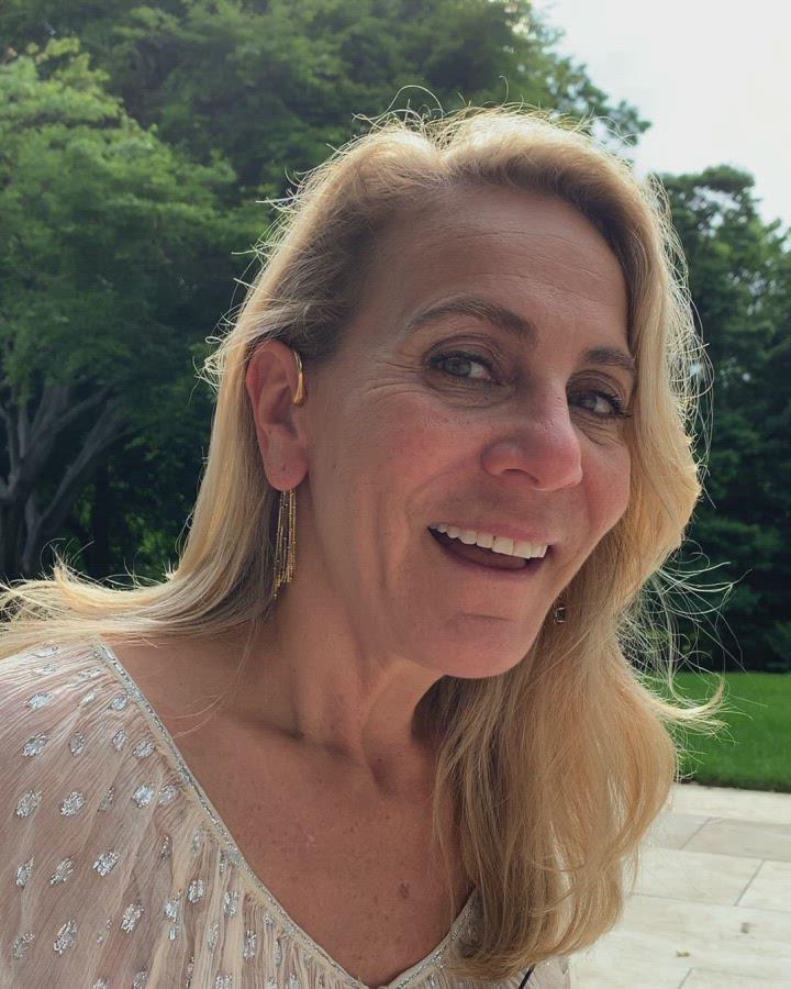 Jan Leslie talking about the Santorini 18K Gold One of a Kind Earrings.