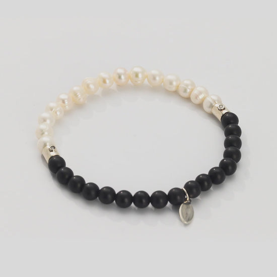 360 video of the Men's Freshwater Pearl and Black Onyx Gemstone Split Beaded Bracelet. 